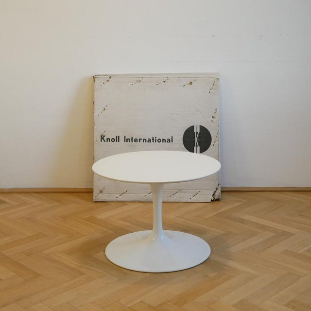 Metal Vintage Tulip Coffee Table in White by Eero Saarinen for Knoll International, 1960s For Sale - Image 7 of 8