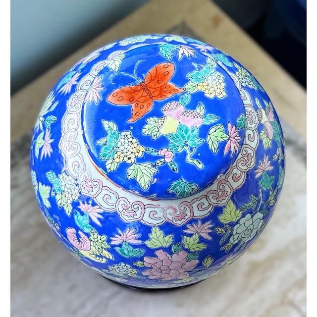 1970s Vibrant Cobalt Chinoiserie Ginger Jar With Butterflies + Carved Hardwood Stand For Sale - Image 5 of 9