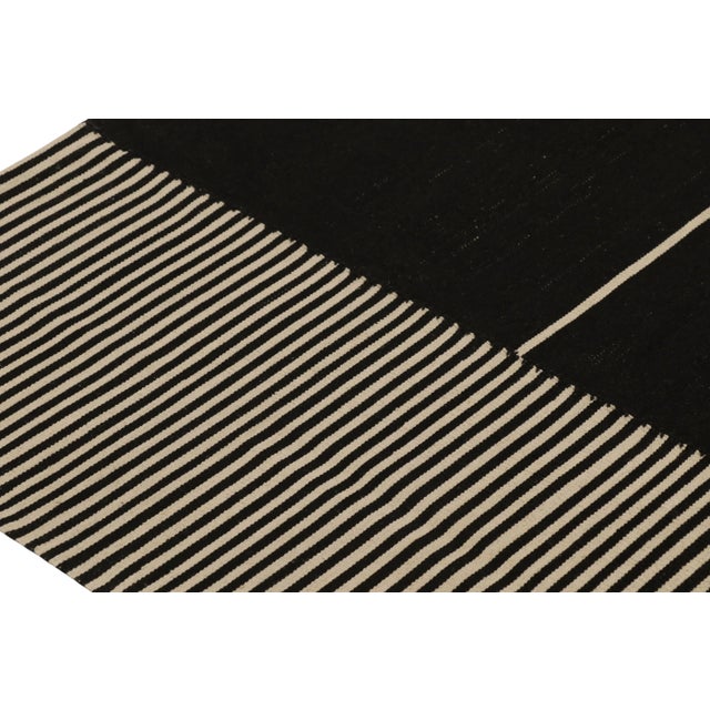 Rug & Kilim’s Contemporary Kilim in Cream and Black Tones For Sale In New York - Image 6 of 8