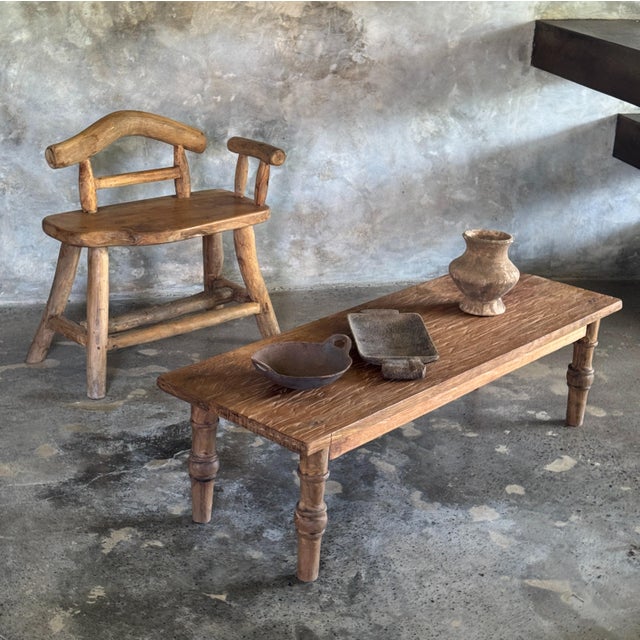 Second-hand Indonesian brown teak coffee table with cylindrical legs. Antique, second-hand piece. Ideal dimensions for a...
