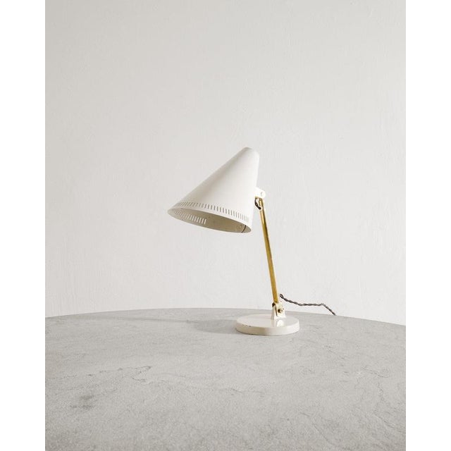 Metal Finnish Mid-Century 9222 Desk or Table Lamp in White Lacquered Metal and Brass by Paavo Tynell, 1940s For Sale - Image 7 of 7