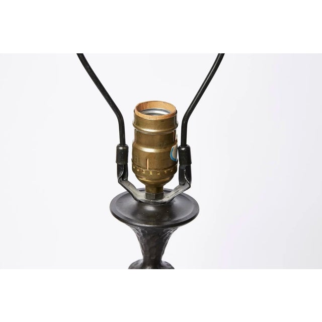 Alberto Giacometti Vintage Giacometti-Style Hammered Bronze Table Lamp For Sale - Image 4 of 6