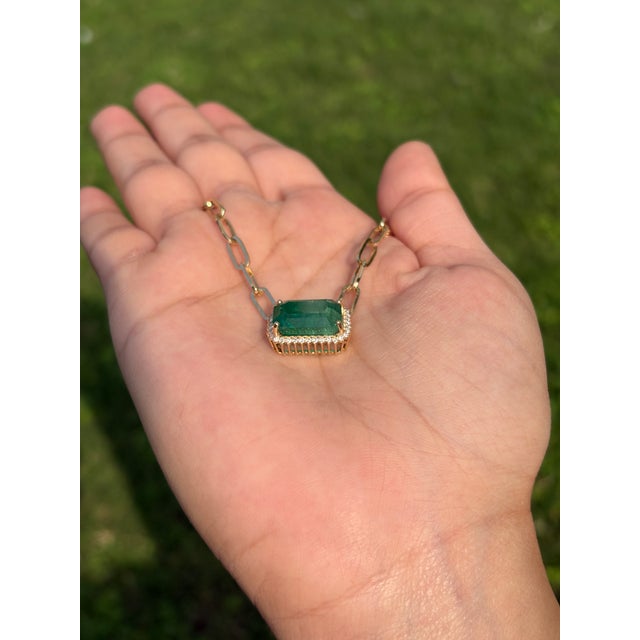 Dark Green Natural Diamond 6.9ct Dark Green Zambian Emerald Contemporary Necklace in 14k Gold For Sale - Image 8 of 17