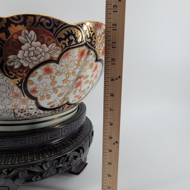Rare Antique Japanese Imari Porcelain Bowl Meiji Period 1868-1912 Scalloped Edge With Carved Rosewood Stand - Hand Painted Gold Gilt For Sale - Image 11 of 18