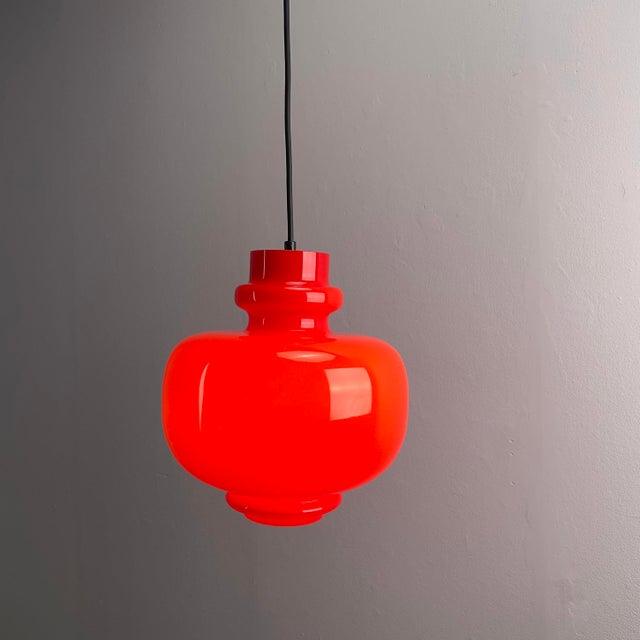 with original canopy. Cable length: 110 cm This piece has an attribution mark, I am sure that it is completely authentic...