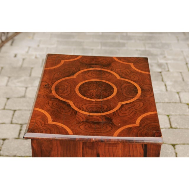 Italian 1820s Walnut Side Table with Oyster Veneer and Inlaid Quadrilobe Motif For Sale - Image 4 of 12