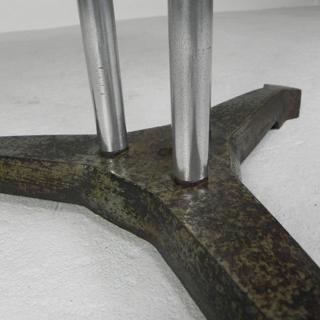 Height: 72 cm. Ø: 51 cm. The Bakelite top has a hole for a parasol. Origin: France, 1930s. Material: cast iron / aluminum...