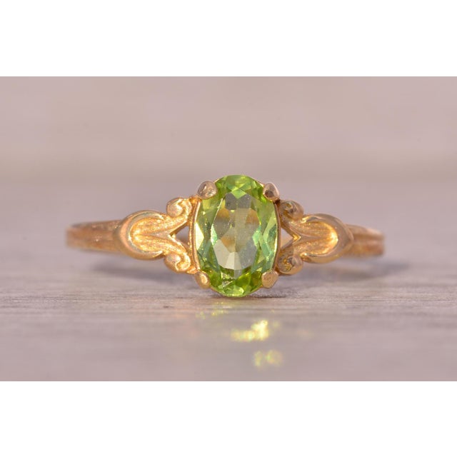 The Hove: Peridot Ring in Yellow Gold with Patterned Shank For Sale - Image 4 of 11