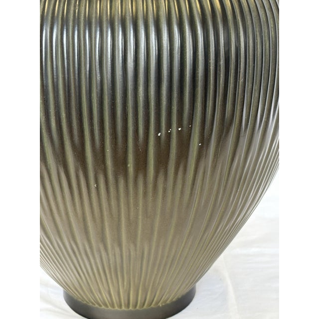 Late 20th Century Mid-Century Modern Pleated/ Ribbed Metal Gourd Large Table Lamp For Sale - Image 5 of 13