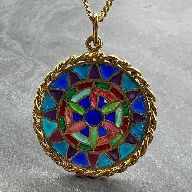 French 18 Karat Yellow Gold and Enamel Window Plique a Jour Pendant Medal, 1950s For Sale - Image 3 of 18