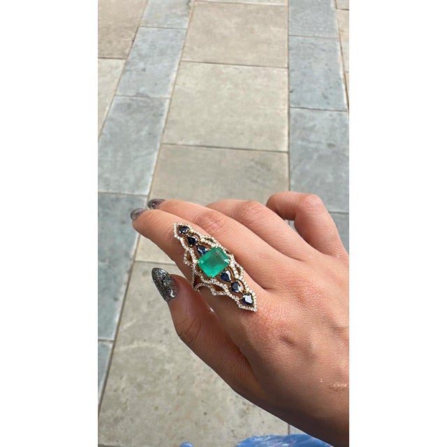 Metal Set in 18k Gold, 3.99 Carats Emerald, Blue Sapphires & Diamonds Cocktail Ring, Us Size 7 For Sale - Image 7 of 14
