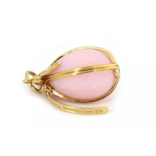 This is an authentic pendant from Tiffany & Co. by designer Schlumberger, it is crafted from 18k yellow gold in a fine...