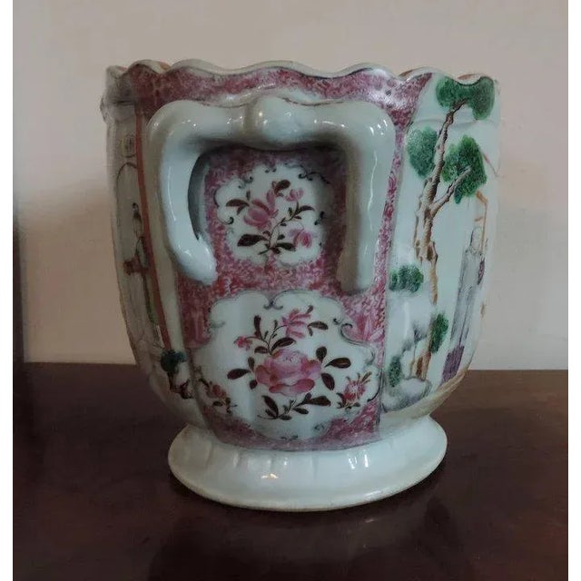 1760 Chinese Export Porcelain Famille Rose Palette Wine Cooler Cachepot Vase Planter For Sale - Image 4 of 11