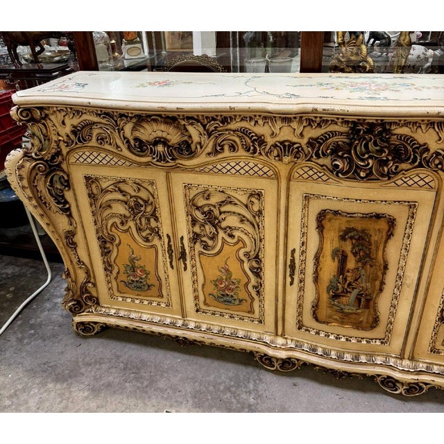 Louis XV Venetian Curved Sideboard in Lacquered, Painted and Gilded Wood, 1920s For Sale - Image 6 of 10