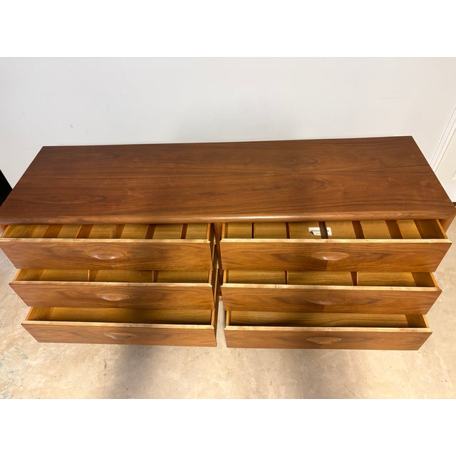 1960s Freshly Refinished Widdicomb Mid-Century Modern 6-Drawer Walnut Dresser – MCM Beauty! For Sale - Image 15 of 18