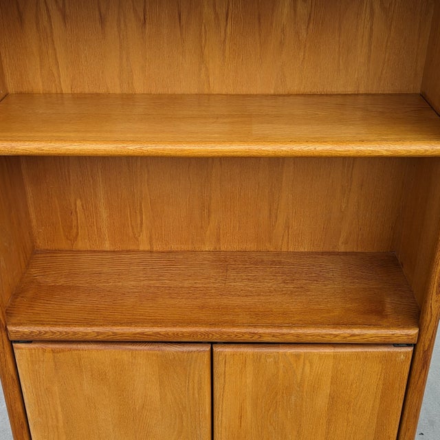 Late-20th-Century Oak Bookcase With Adjustable Shelves For Sale In Los Angeles - Image 6 of 15