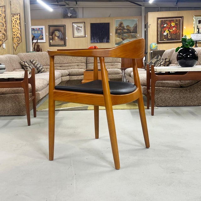 Brown Mid-Century Modern Oak Round Chair in the Style of Hans Wegner For Sale - Image 8 of 12