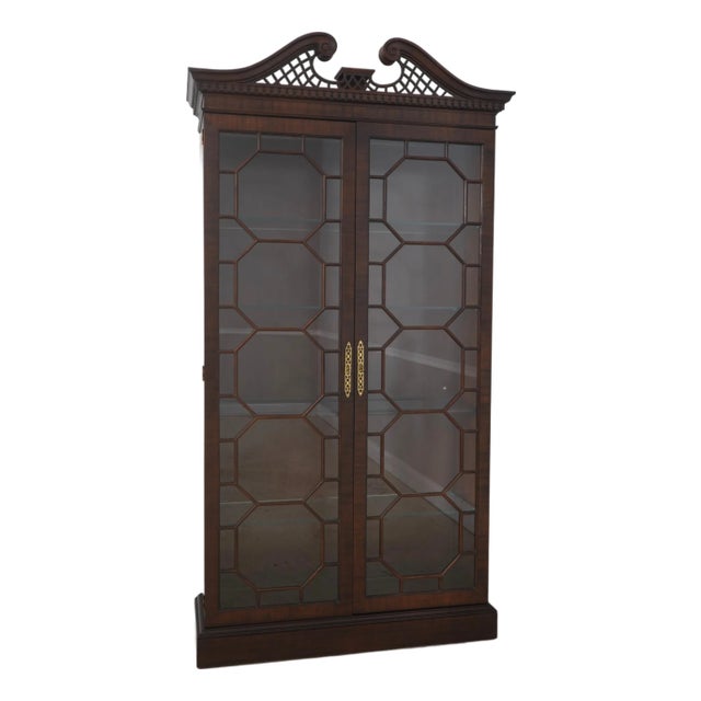 1990s Henredon Chippendale Style 2 Door Mahogany Curio Cabinet For Sale