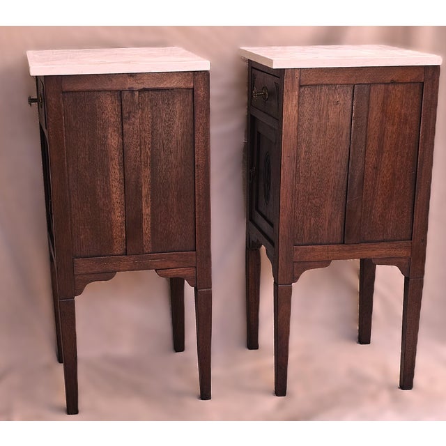 English 1910s Pair of English Mahogany Nightstands With Carved Floral Doors & Stone Tops For Sale - Image 3 of 18