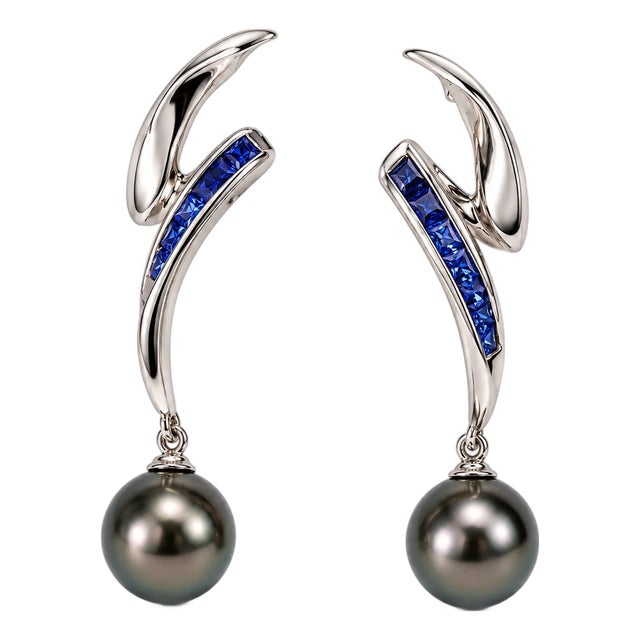 18K White Gold Princess Cut Sapphire Grey Tahitian Pearl Dangle Drop Earrings For Sale