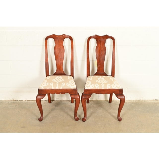 An outstanding pair of Queen Anne or Georgian style side chairs or dining chairs By Henkel Harris USA, Circa 1970s Solid...