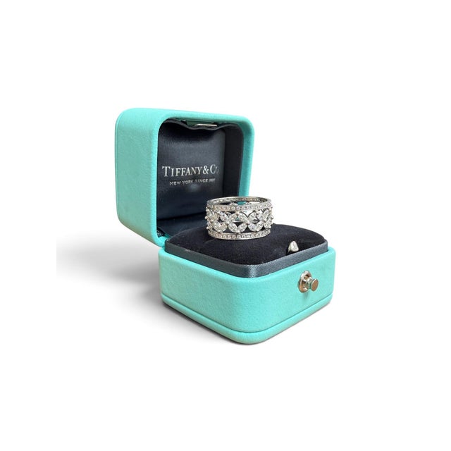 Enhance your collection with this stunning Tiffany & Co. diamond band from their Victoria Collection. Crafted in luxurious...