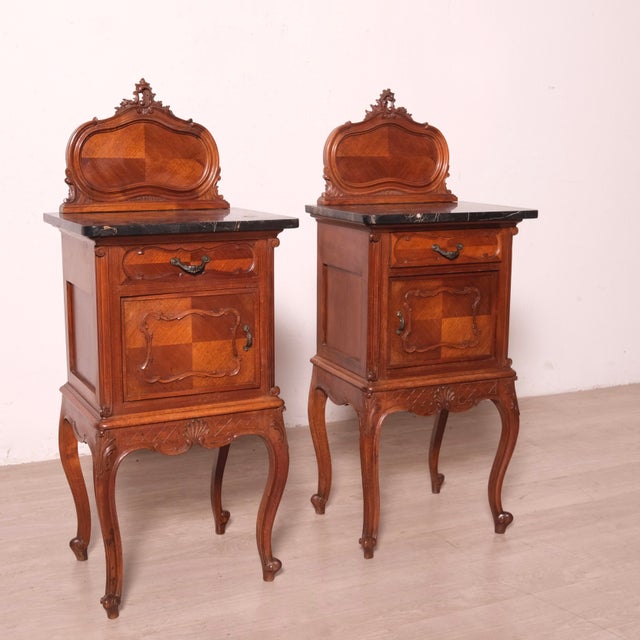 Beautiful and elegant pair of Louis XV-style bedside tables, with marble top. In good condition. Dimensions: Width 46 cm...