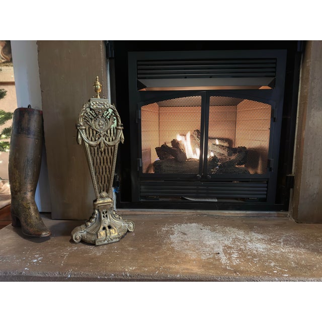 Late 20th Century Monumental French Belle Époque Brass Fan Fireplace Screen With Cameo Medallion, C. 1890–1910 For Sale - Image 5 of 6