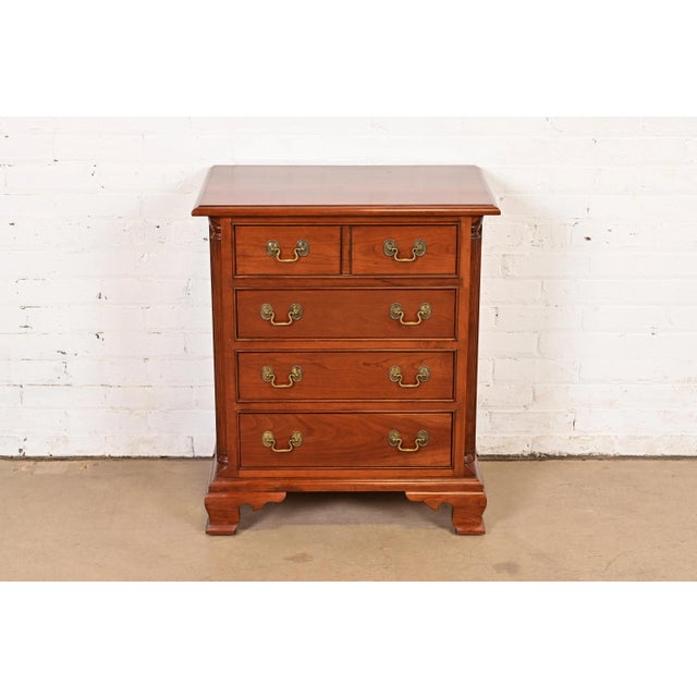A gorgeous Georgian or Chippendale style four-drawer bedside chest or bachelor chest By Stickley USA, Late 20th Century...