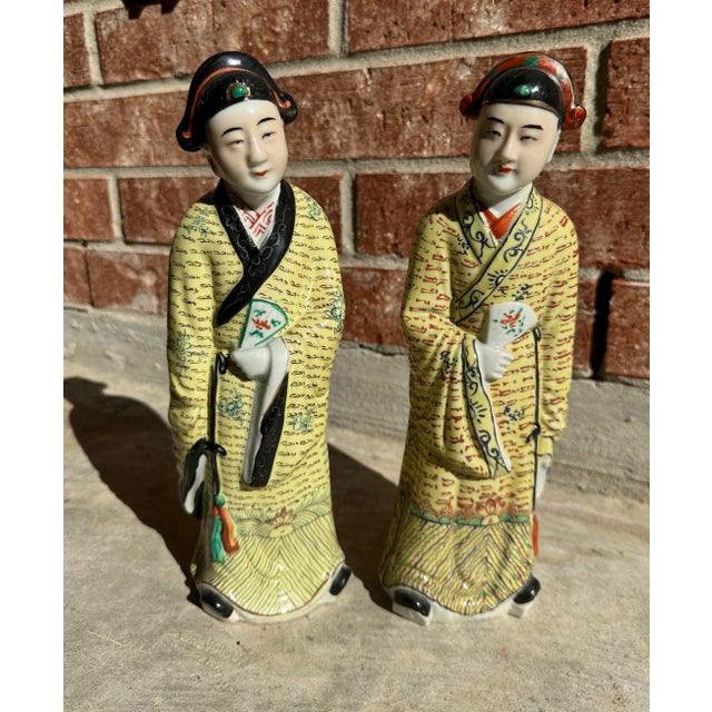 1920s Antique Chinoiserie Hand Painted Porcelain Chinese Export Figures - a Pair For Sale - Image 5 of 5