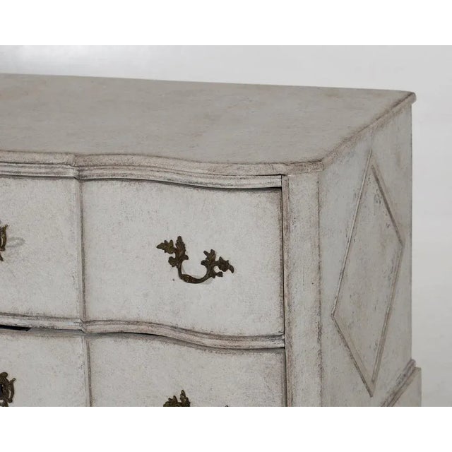 Charming swedish chest with two curved drawers, circa 1790 h. 91 w. 114 d. 65 cm h. 35.8 w. 44.8 d. 25.5 in