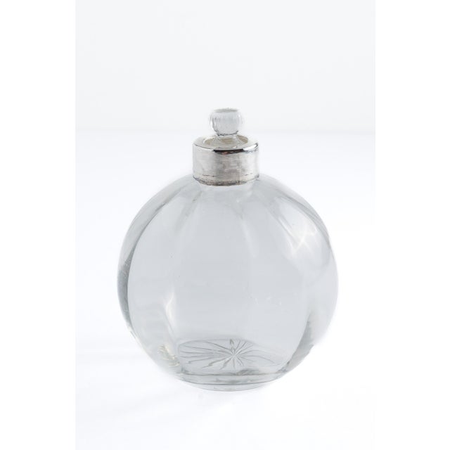 1900 - 1909 Edwardian Sterling Silver & Cut Glass Perfume Scent Bottle — Hallmarked, Engine-Turned Cap, C. 1900–1910 For Sale - Image 5 of 6
