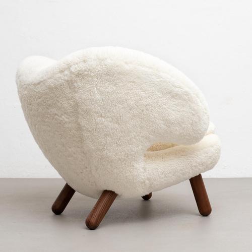 Pelican Chairs in Sheepskin by Finn Juhl, 2000s, Set of 2 For Sale - Image 12 of 14