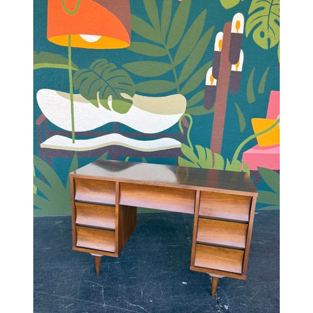 Classic mid century desk from the Johnson Carper Brentwood line. Nice, compact size to be used in a smaller space, kid’s...