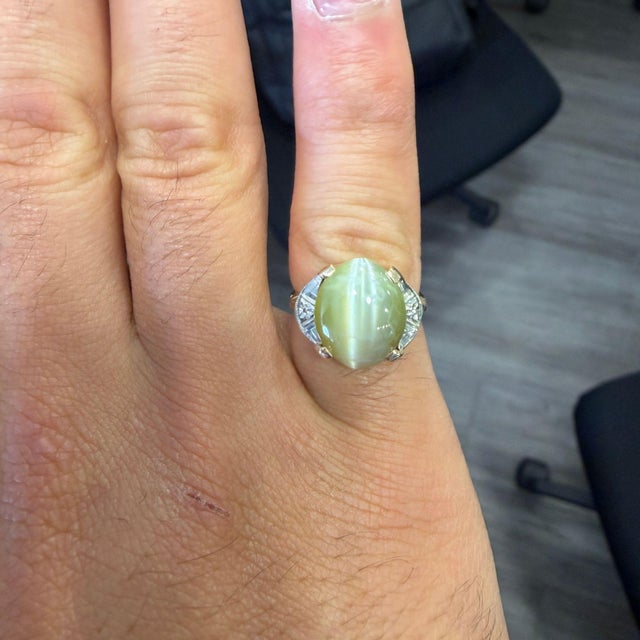 Mid 20th Century Gia Certified 9.46 Carat Green Cats Eye Chrysoberyl 14k Gold Art Deco Ring, Size 6.5 For Sale - Image 9 of 10
