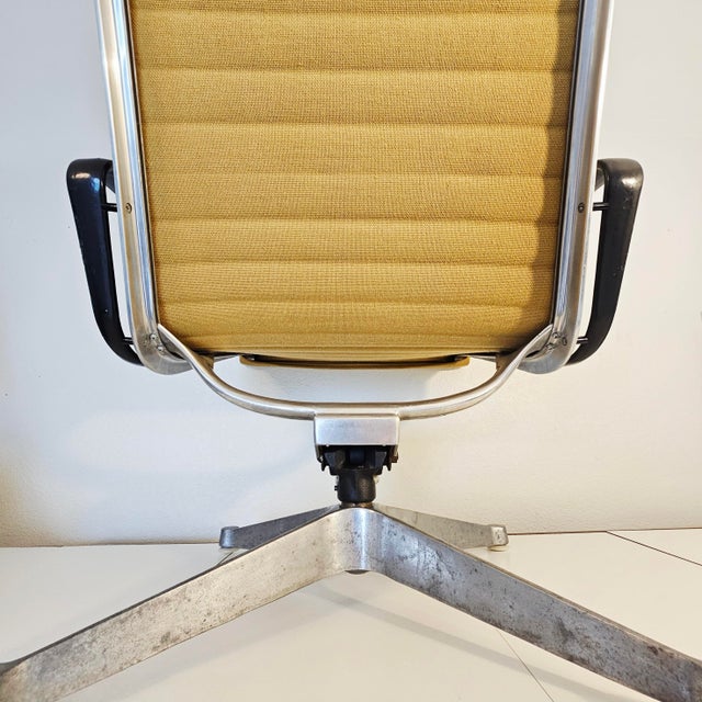 Herman Miller 1950's Charles & Ray Eames for Herman Miller Aluminum Group Recliner & Ottoman — 1st Generation / Patent Pending For Sale - Image 4 of 10