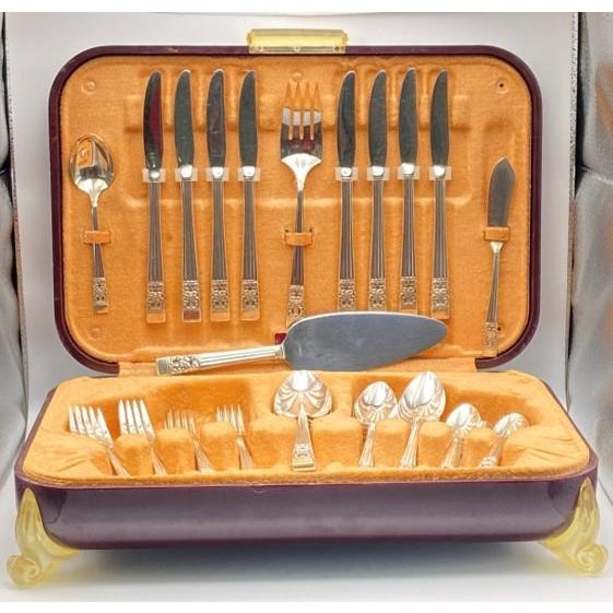 Oneida Community “Coronation” Silverplate Flatware Set: 58 Pieces - Service for 8 With Hostess Serving Pieces and Retro Storage Chest (Vintage 1950s) For Sale - Image 13 of 18