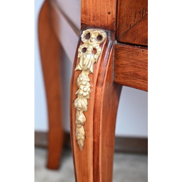 Small Louis XV / Louis XVI Transition Showcase in Light Cherrywood, Early 20th Century For Sale - Image 16 of 18