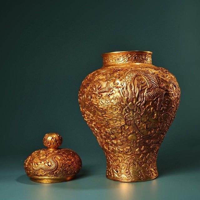 Early 20th Century Magnificent Chinese Gilt Bronze High-Relief "Nine Dragons" Covered Jar With "Qianlong" Mark For Sale - Image 4 of 10
