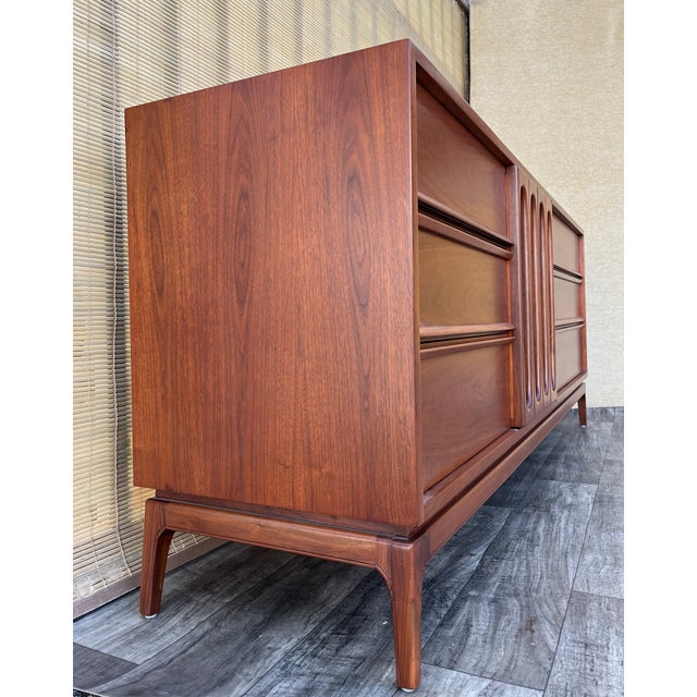 1960s Newly Refinished Mid-Century Modern Sculptural 9-Drawers Dresser. Circa 1960s. For Sale - Image 5 of 18