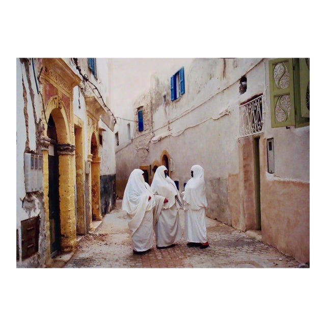 Lisa Kristine Conversation, Morrocco (Morocco) C.1998 Photography For Sale