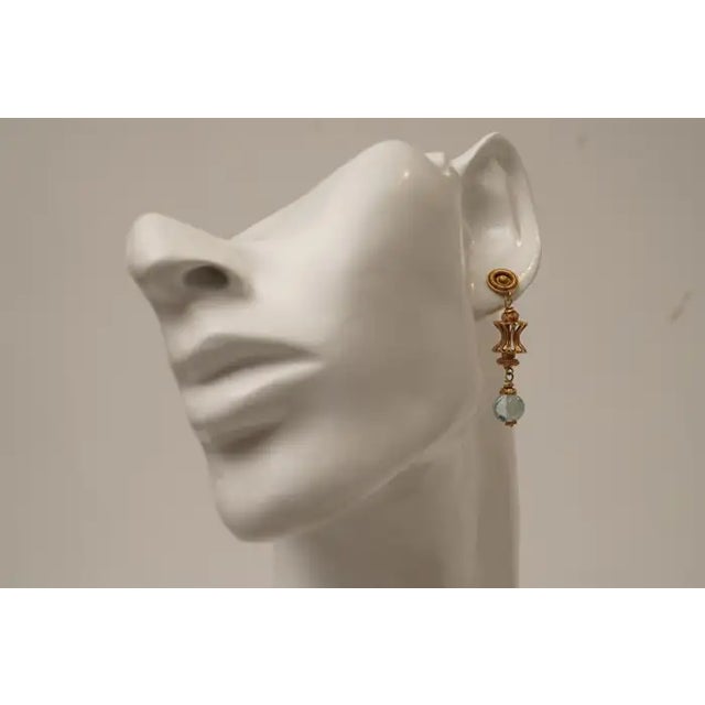 Deborah Lockhart Phillips 1990s Pair of 18K Gold and Aquamarine Dangle Drop Earrings by Deborah Lockhart Phillips For Sale - Image 4 of 6