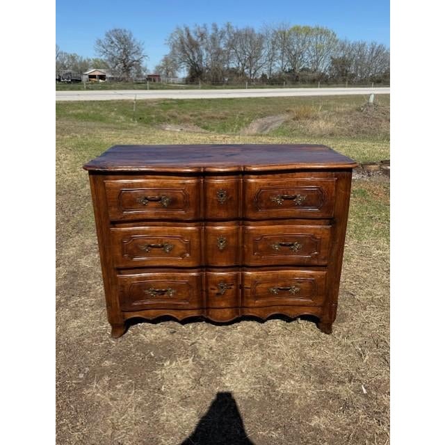 Large 18th Century French Louis XV Solid Walnut Period Chateau Chest of Drawer / Commodes For Sale - Image 4 of 18