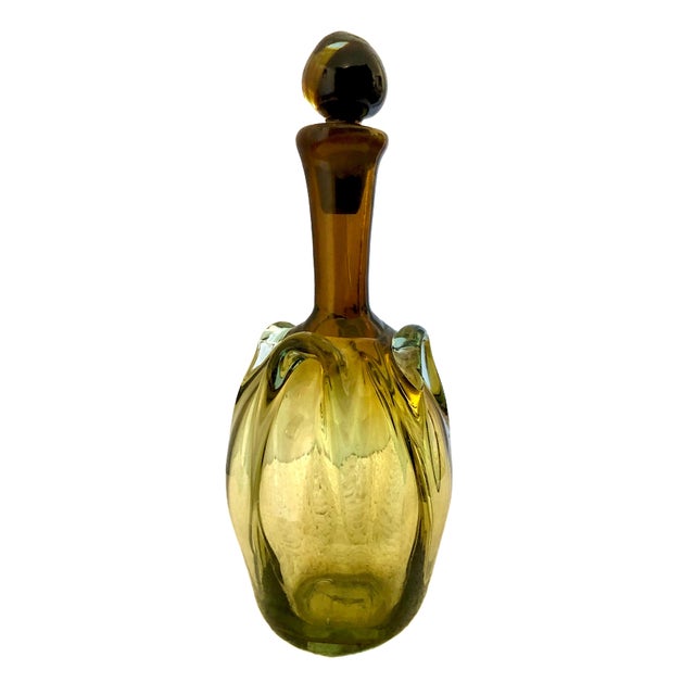 On offer is a "pulled loop" style decanter. The design strongly aligns with vintage mid-century Italian art glass...
