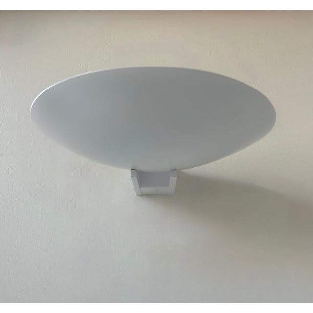 Pair of Disderot modernist wall lights, matte white lacquered metal, made in France in the 1970s. Timeless geometric...