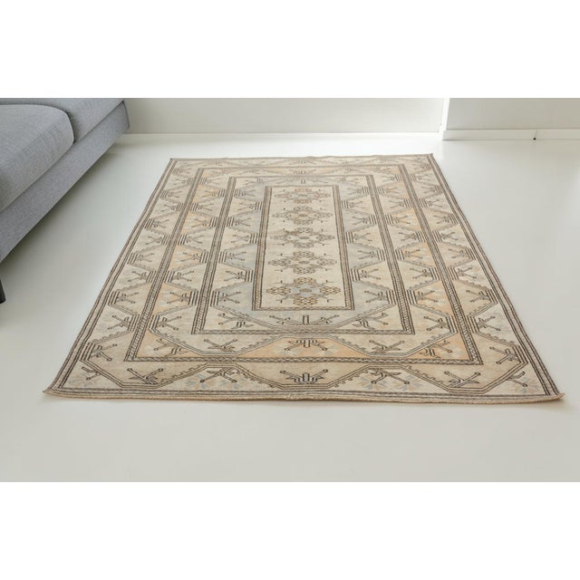 Add an authentic and warm touch to your home with this hand-knotted vintage Turkish rug, a fine example of traditional...