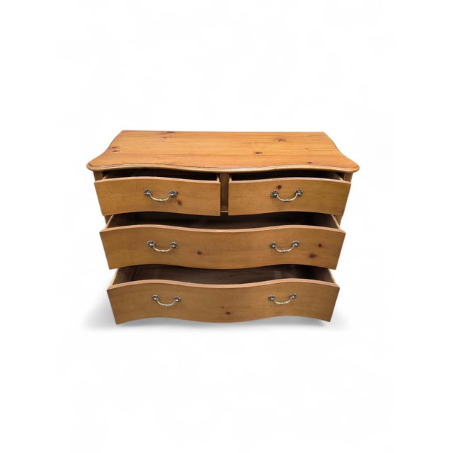 Baker Furniture Company Late 20th Century Baker Furniture Georgian Style Serpentine Pine Chest of Drawers For Sale - Image 4 of 7