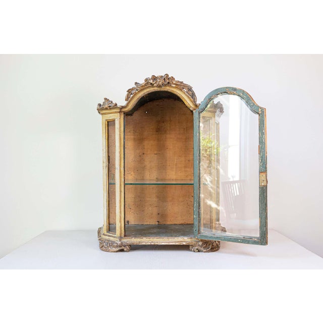 Petite 18th Century Venetian Painted Wood Rococo Vitrine with Carved Crest For Sale In Atlanta - Image 6 of 10