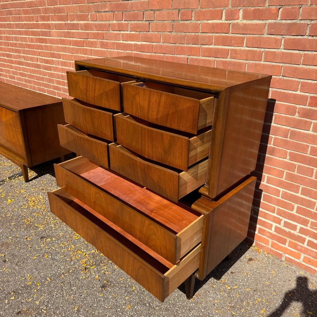 United Furniture Corporation 1960s United Furniture Diamond Mid-Century Modern Walnut Bedroom Set With Mirror For Sale - Image 4 of 12