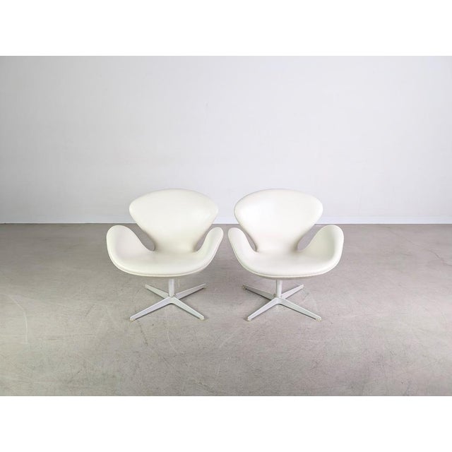 Beautiful Swan chair by Fritz Hansen for sale. This design, now considered an absolute classic, is by Arne Jacobsen, one...